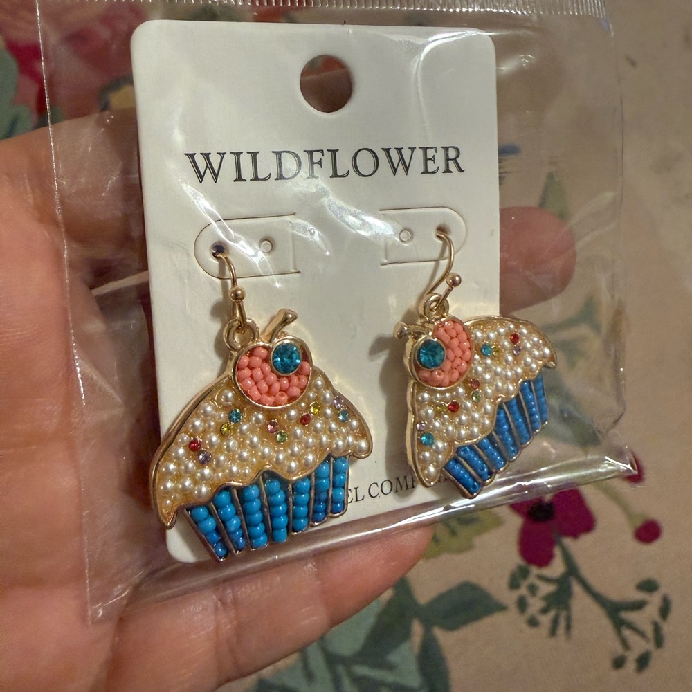 Gold Textured‎ Earrings - Picture 2 of 4